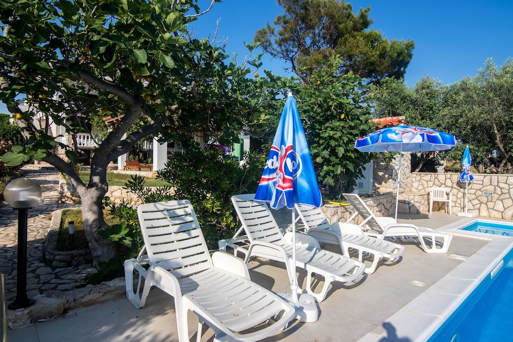Apartments Crljenko