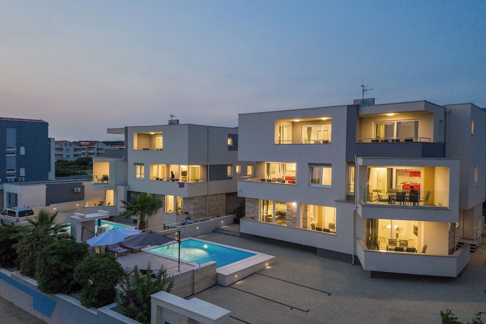 Apartments & Rooms Danivan Pool Villas – Off site breakfast available