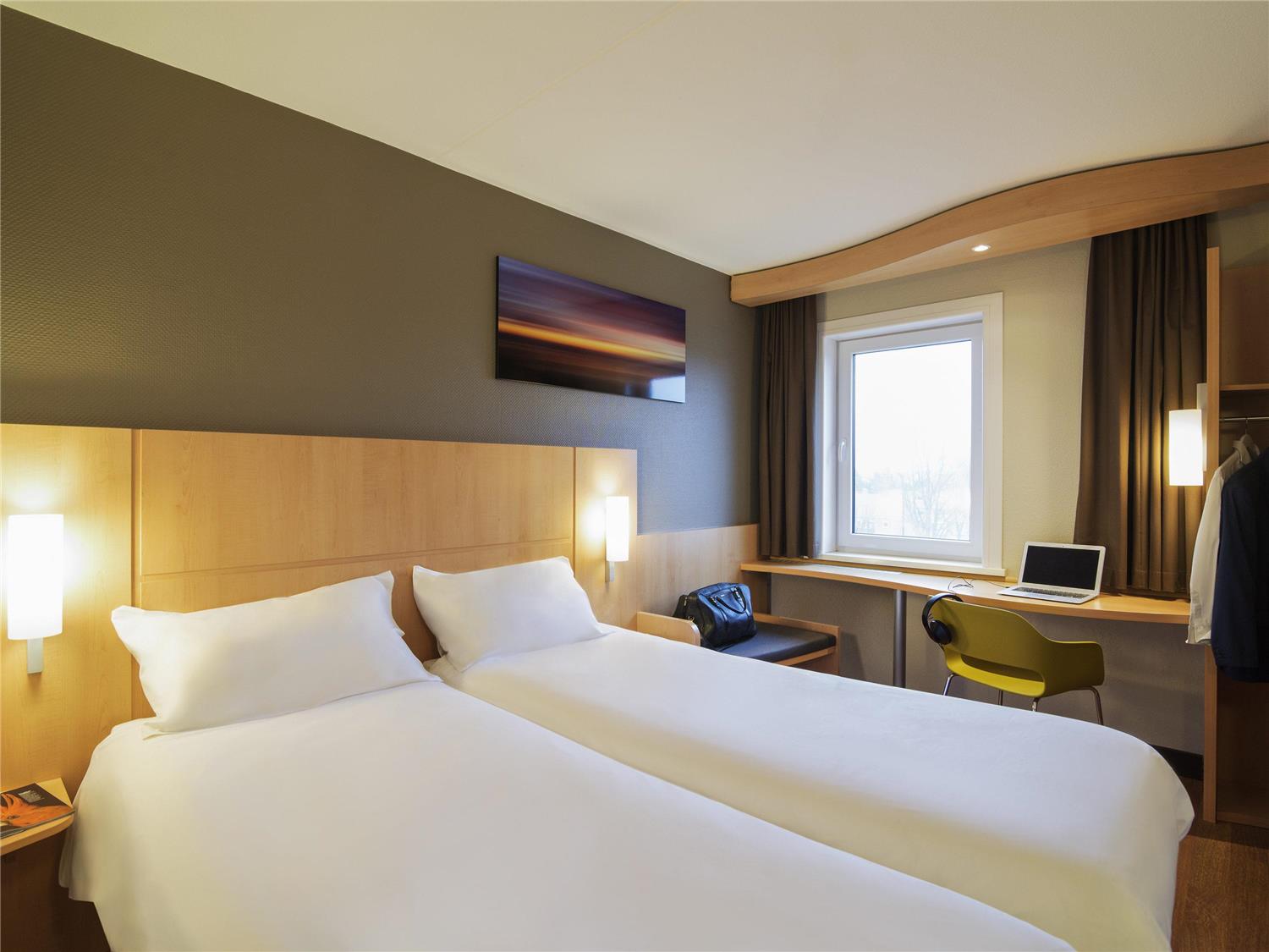 Room with ibis twin beds