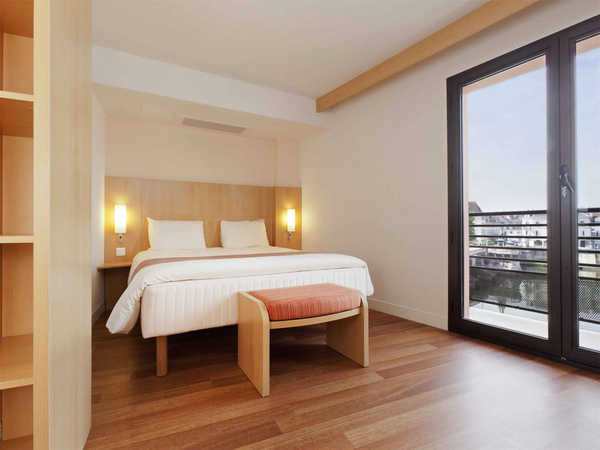 Chambre double, vue sur la rivière, balcon