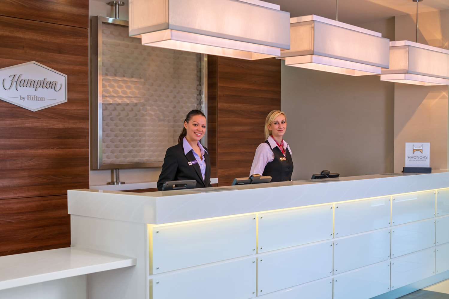 Hampton by Hilton London Luton Airport 2