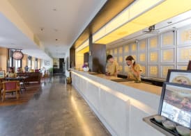 Sawaddi Patong Resort & Spa by Tolani 4