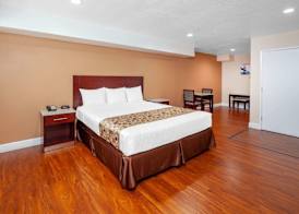 Travelodge by Wyndham Harbor City 4