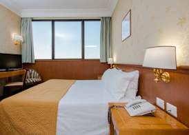 Hotel The Brand 5
