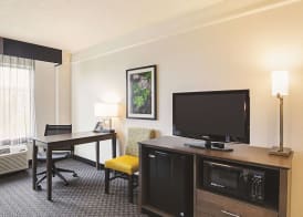 La Quinta Inn & Suites by Wyndham Denver Airport DIA 5