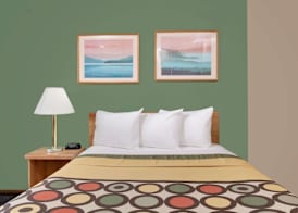 Super 8 by Wyndham Marshall 5