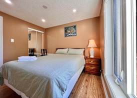 Cozy Home Near Transit & Hillcrest Mall with Free Parking 3