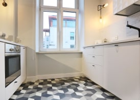 Faust and Mona Lisa Apartments 5