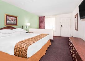 Days Inn by Wyndham Lavonia 4