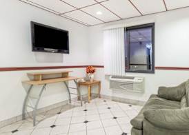 Super 8 by Wyndham Winchester VA 4