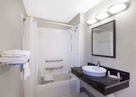 DAYS INN BY WYNDHAM ENNIS 4