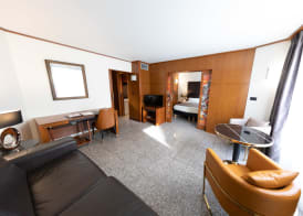 Goldstar Apartments & Suites 4