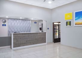 Days Inn & Suites by Wyndham Niagara Falls/Buffalo 5