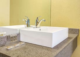 Days Inn by Wyndham St. Petersburg Central 2