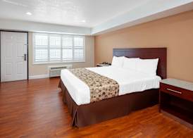 Travelodge by Wyndham Harbor City 5