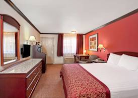 Ramada by Wyndham Pasadena 3