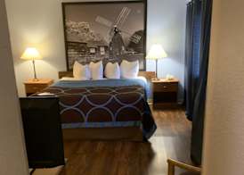 Super 8 by Wyndham Kingston 3