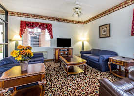 Econo Lodge Inn & Suites 5