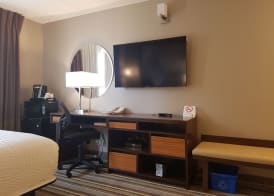 Super 8 by Wyndham Winnipeg West 4
