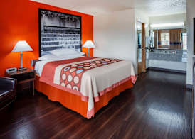 Super 8 by Wyndham Giddings 5