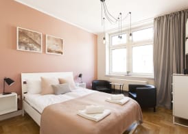 Faust and Mona Lisa Apartments 4