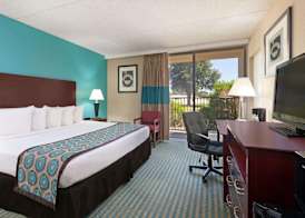 Howard Johnson by Wyndham Arlington Ballpark / Six Flags 5
