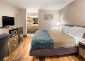 Econo Lodge Hendersonville 5