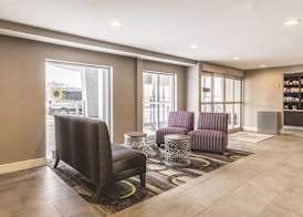 La Quinta Inn & Suites by Wyndham Cleveland - Airport North 4