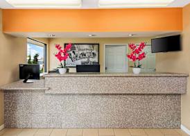 Super 8 by Wyndham Grand Prairie Southwest 2