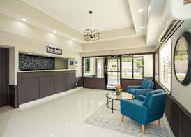 Travelodge by Wyndham Macon West 2