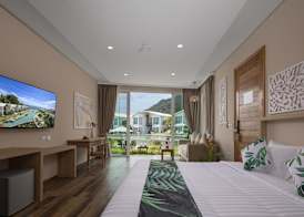 Vannee Golden Sands Beachfront Resort 4