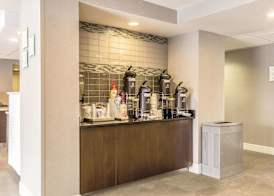 La Quinta Inn & Suites by Wyndham Cleveland - Airport North 2