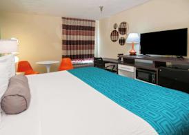 Howard Johnson by Wyndham Scott Lafayette 5