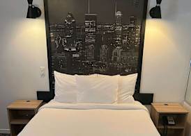 Super 8 by Wyndham Montreal 3