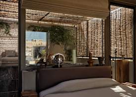 Monastik Living in Athina 2