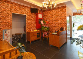 OYO 90572 J Hotel Masjid India 2