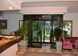 Hotel Boomerang - Check-in & Meals in front at hotel Sporting 3