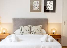 Spacious High-ceiling 2BR by Acropolis Museum 3