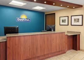 Days Inn by Wyndham Rockford I-90 Walking Distance to Casino 5