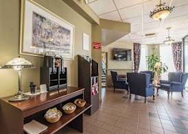 Quality Hotel & Suites 4