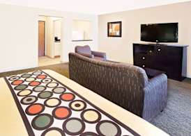 Super 8 by Wyndham Mt. Pleasant 3