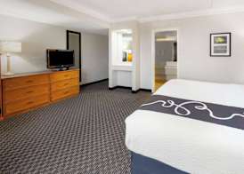 Super 8 by Wyndham The Woodlands North 3
