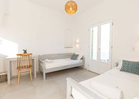 Akrotiri Hotel 3