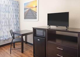 Days Inn by Wyndham Macon I-75 North 5
