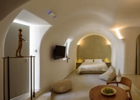 Oia Treasures Art Suites 5