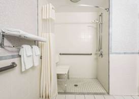 Days Inn by Wyndham Berlin Meriden 5