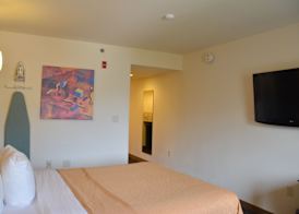 Days Inn & Suites by Wyndham Milwaukee 3