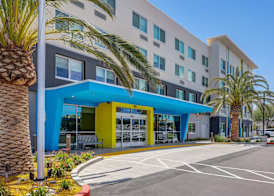 Tru By Hilton Lathrop 5