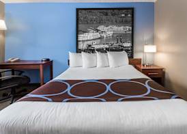 Super 8 by Wyndham Dubuque 4
