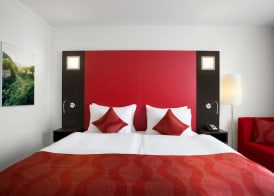 Ramada Encore by Wyndham Geneva 4